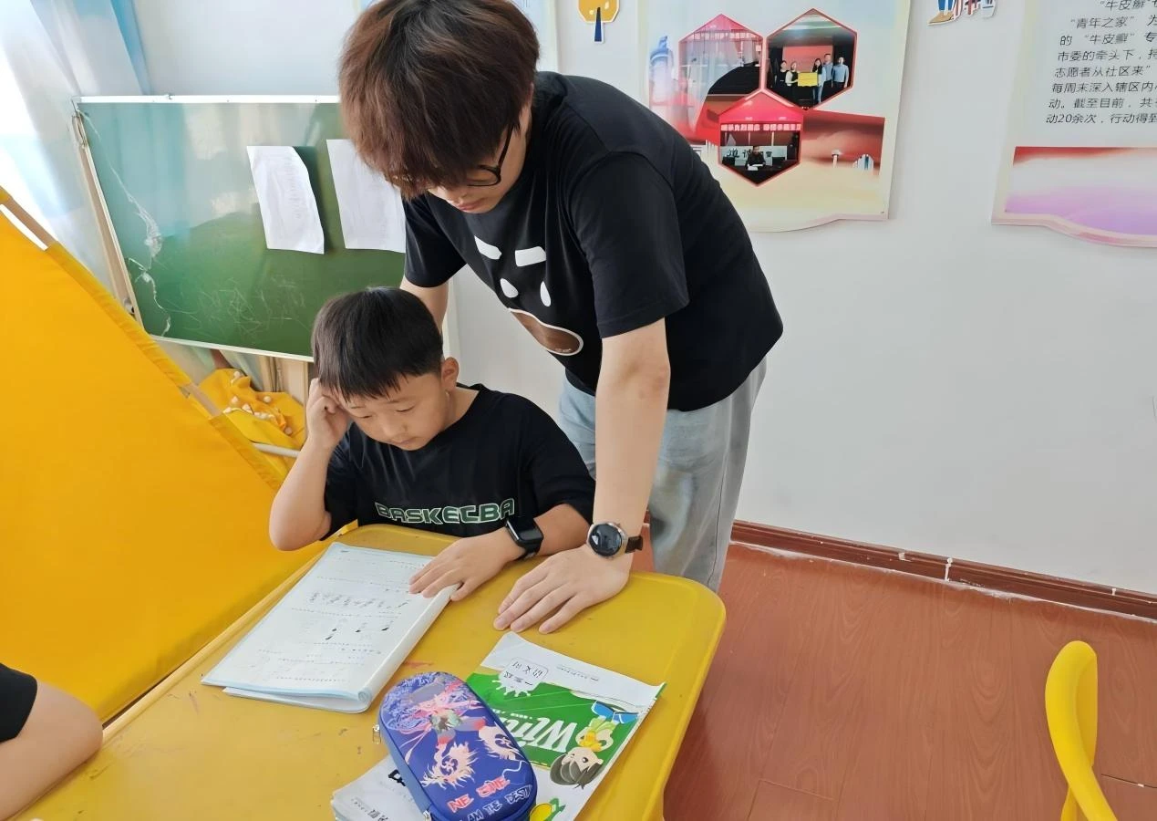 青衿筑梦岗岭,彩笔绘就成长