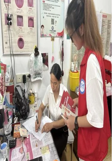 巢湖学院赴巢湖乡镇“献血赋能·健康调研”宣传团——半汤诊所发放宣传单和问卷,普及献血相关卫生知识